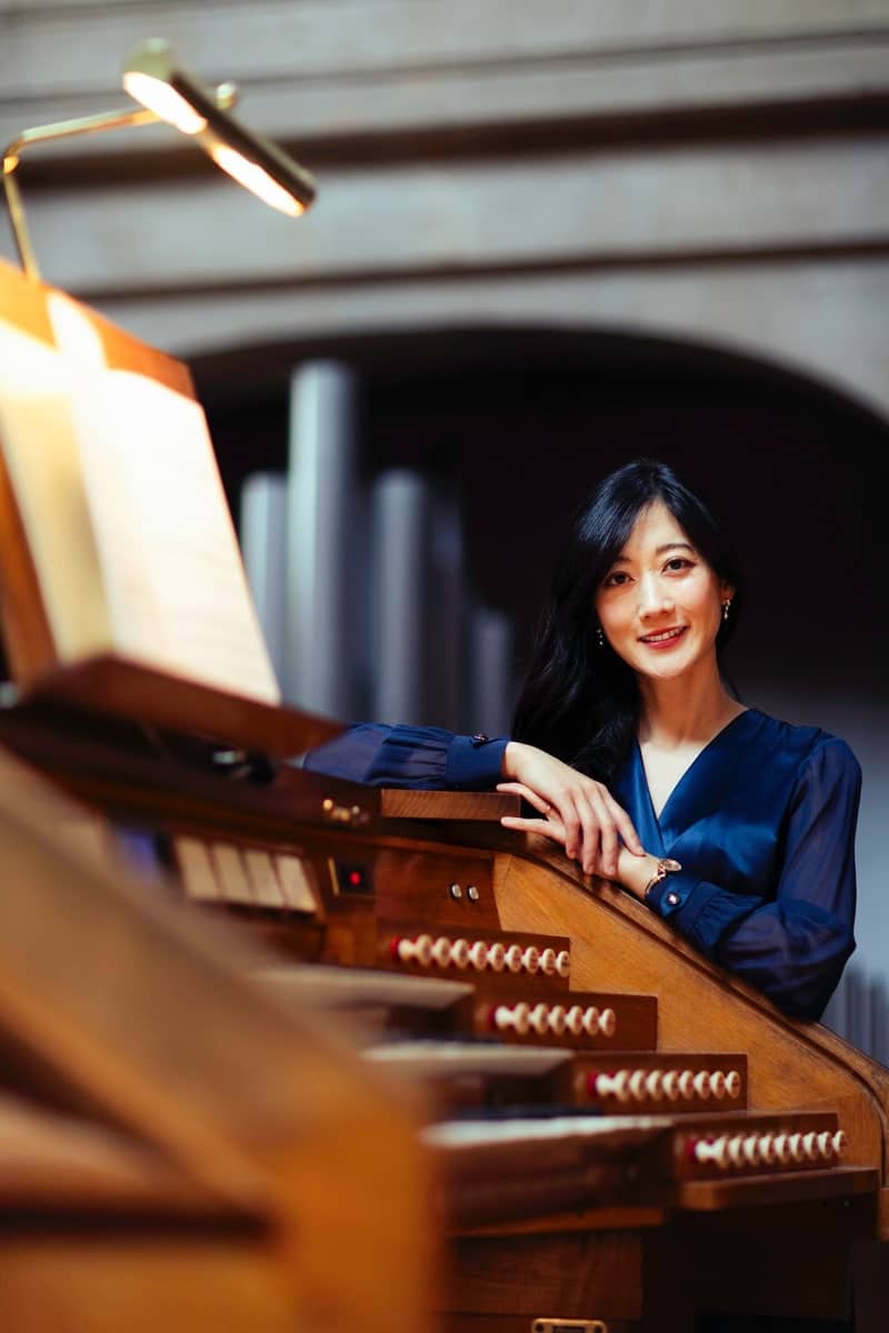 Sarah Kim at the organ console. Photo © Antoine Thiallier