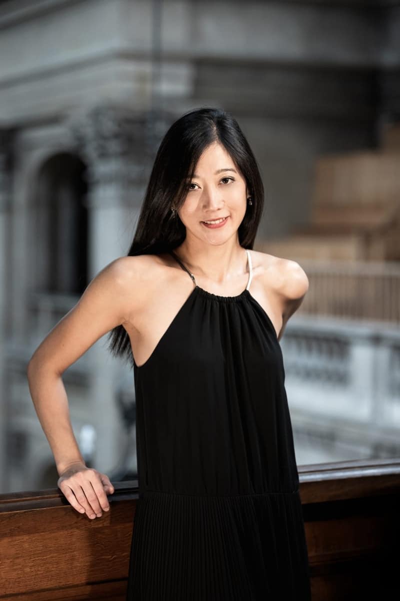 Sarah Kim — Portrait in a black dress, classical architecture. © Antoine Thiallier